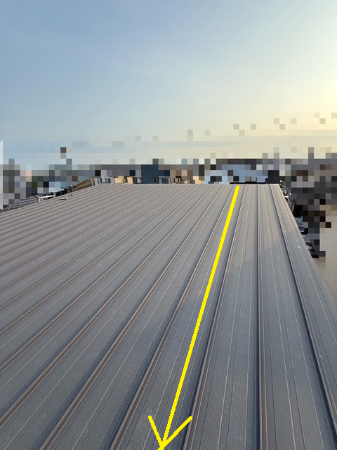 片流れ屋根の色あせ　カバー工事ご検討