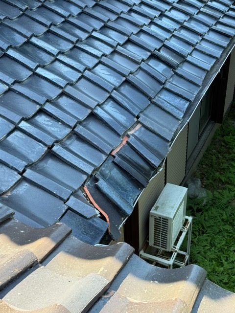 瓦屋根の下地が傷み、屋根が崩れています