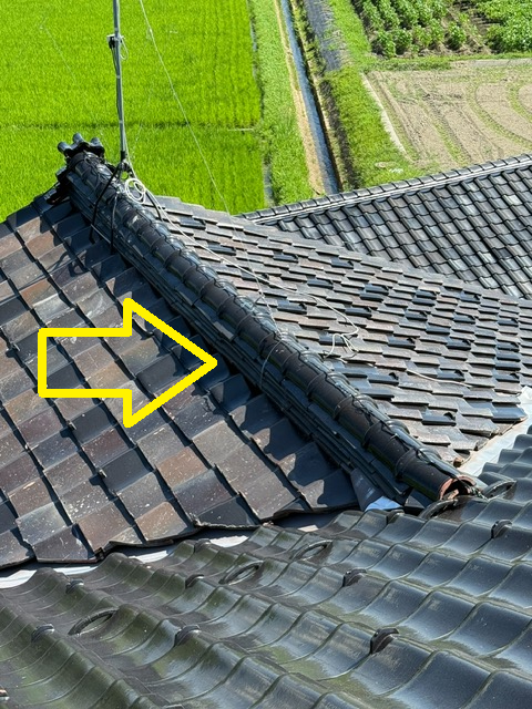 棟瓦が歪んでいます