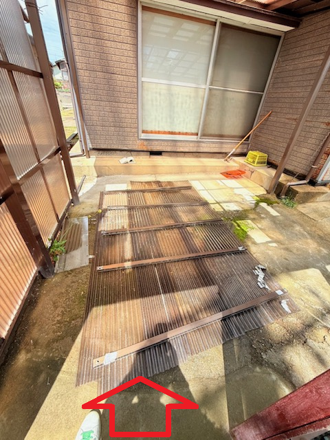 納屋の側面の黄色の枠で囲んである部分にもアルミ枠とポリカーボネート板が設置されていたようですが、枠ごと外れていました。