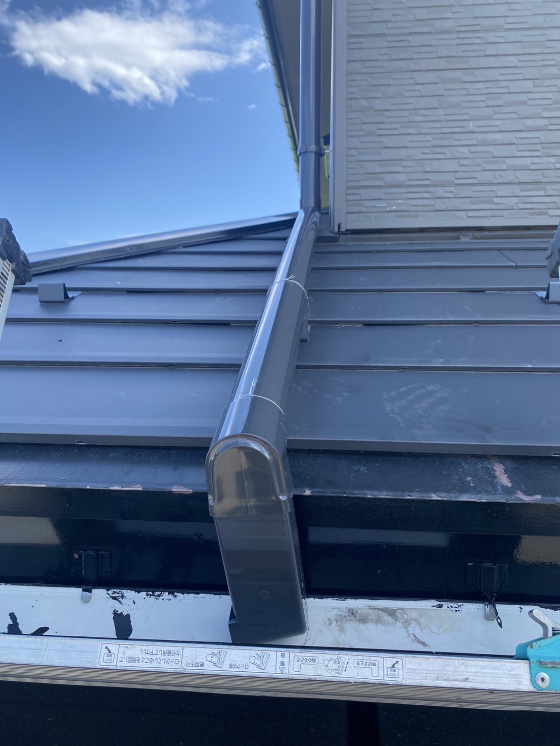 外れていた雨樋を設置