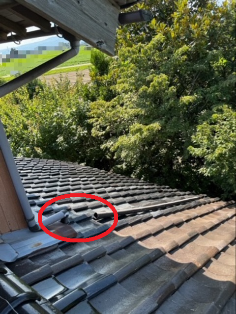 雨どいが外れているので補修工事を行います