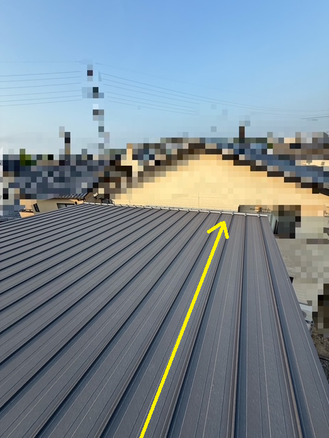 片流れ屋根の色あせ　カバー工事ご検討
