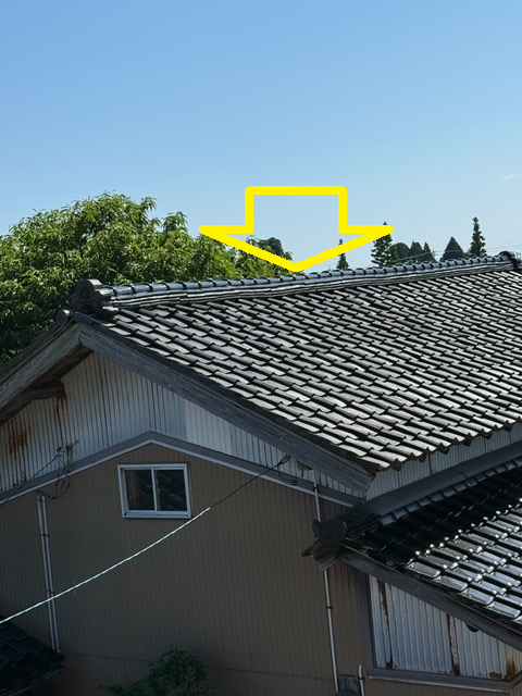 車庫の棟瓦も歪んでいます