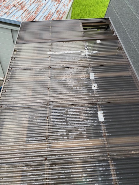 割れたポリカ屋根を外して撤去します