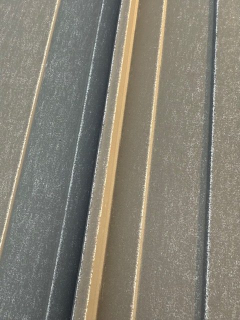 片流れ屋根の色あせ　カバー工事ご検討