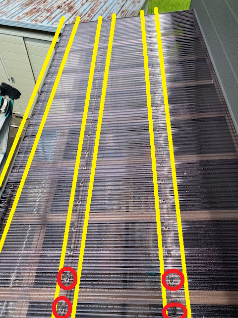 新しいポリカ波板を波板専用のビスで固定します