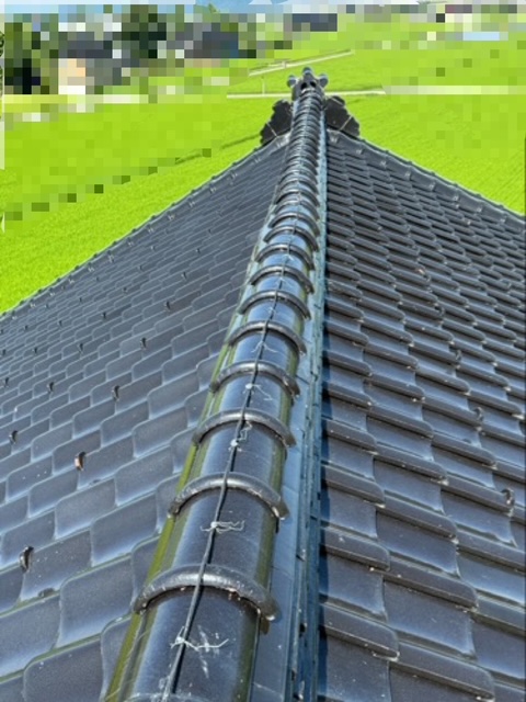 大屋根の棟瓦が歪んでいました