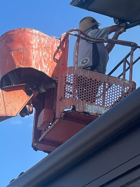 高所作業車で雨樋の工事