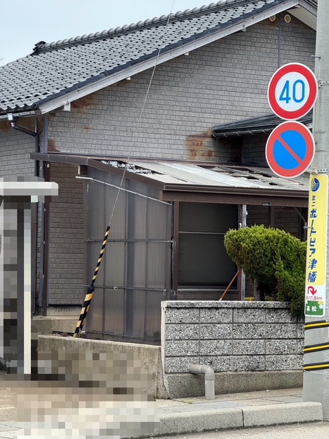 カーポートの屋根が割れていました