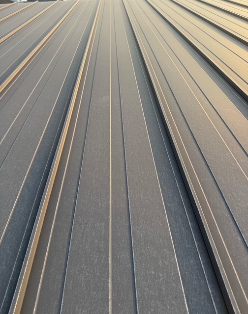 片流れ屋根の色あせ　カバー工事ご検討