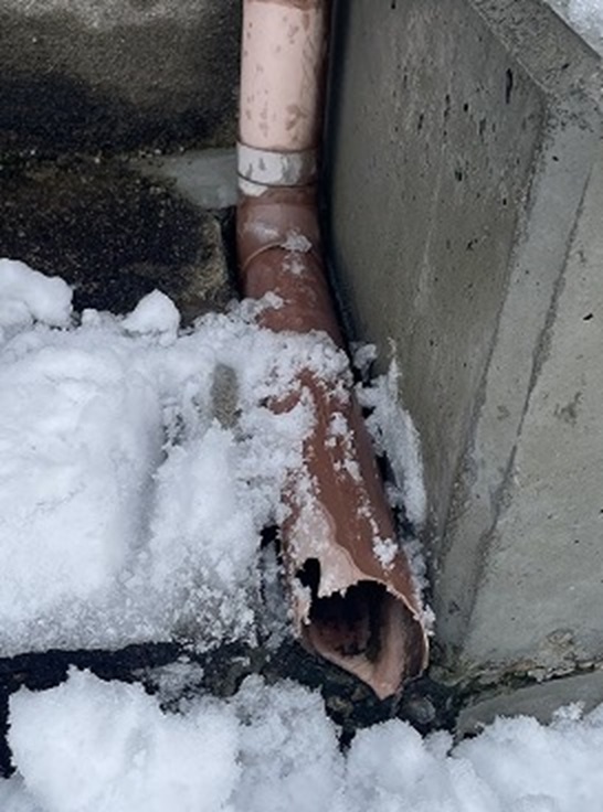 雨どいが雪で割れています