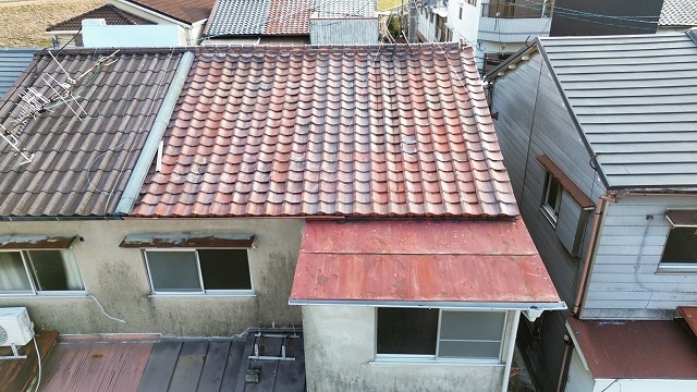 連棟住宅の瓦屋根全景