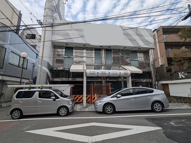 店舗建物の正面全景