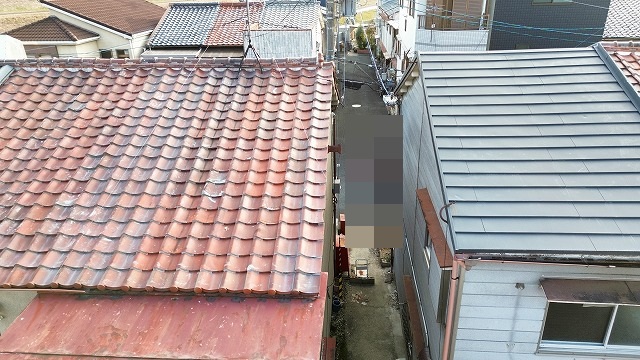隣家側の軒先と瓦屋根
