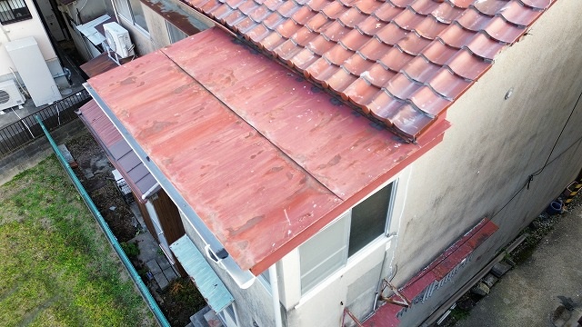 色あせた下屋板金面