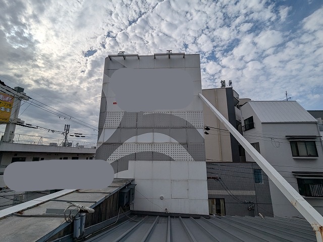 看板面と屋根の取り合い