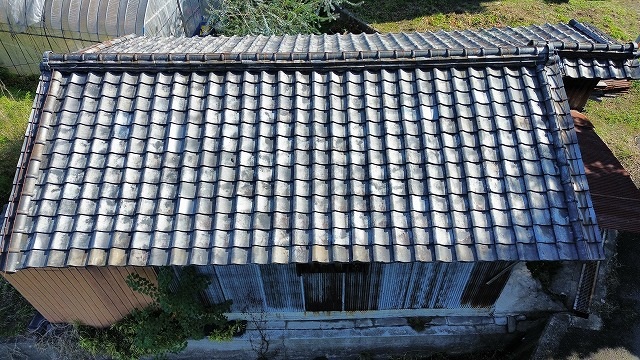 附属屋の古い瓦屋根