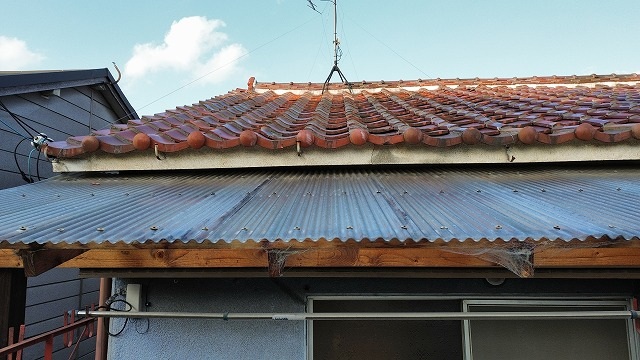 軒先から見た瓦屋根