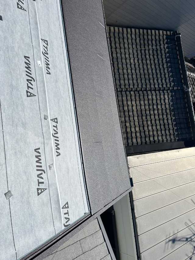 金属屋根材の施工中