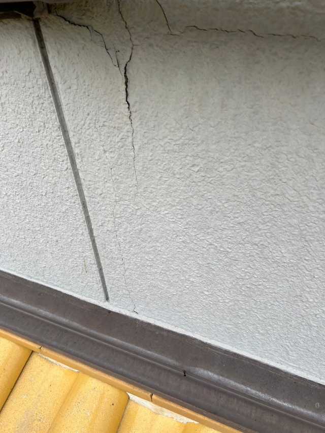 下屋根際の深いひび