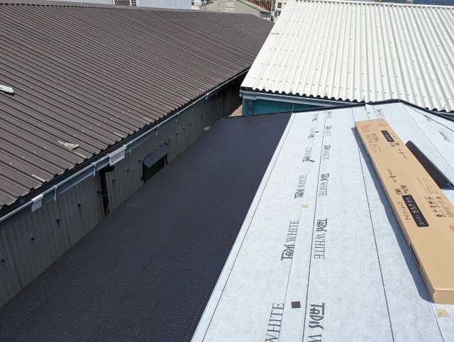屋根材施工開始状況