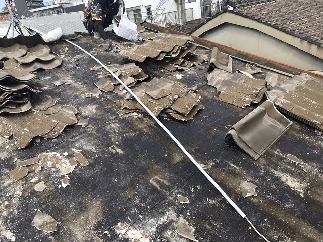 屋根全体の撤去範囲を広げて下地のばらつきを確認