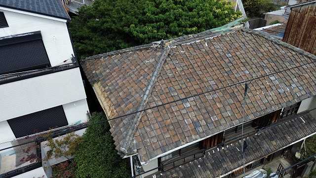 広範囲に傷んだ屋根面