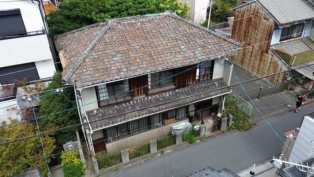 老朽化した瓦屋根全景