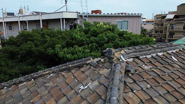 棟瓦のズレと破損