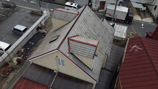 全景の劣化した屋根