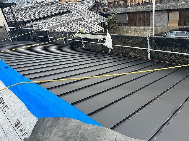 黒い屋根材施工中の全景