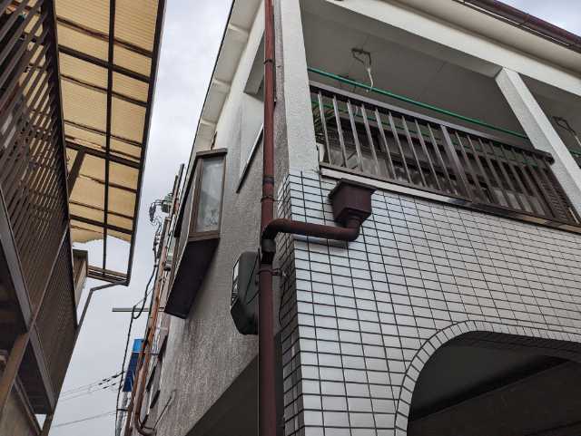 側面の外壁と雨樋