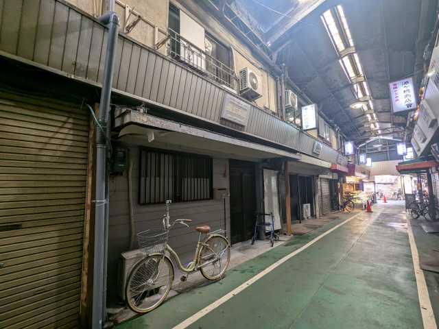 商店街の連棟住宅外観