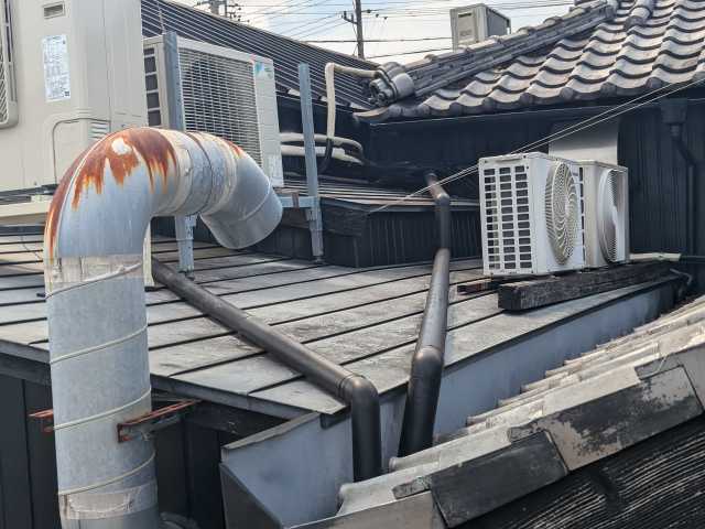 設備が集まる板金屋根