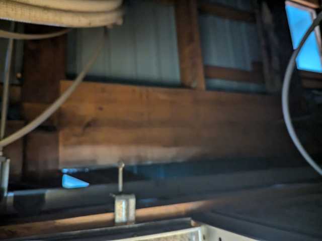 小屋裏内部の浸水跡