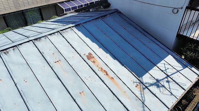 錆びが出た金属屋根面