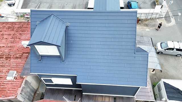 屋根カバー工事後の全景