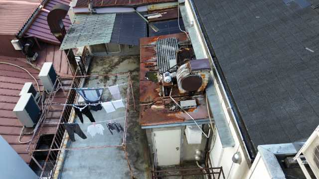 錆びた下屋と取り合い