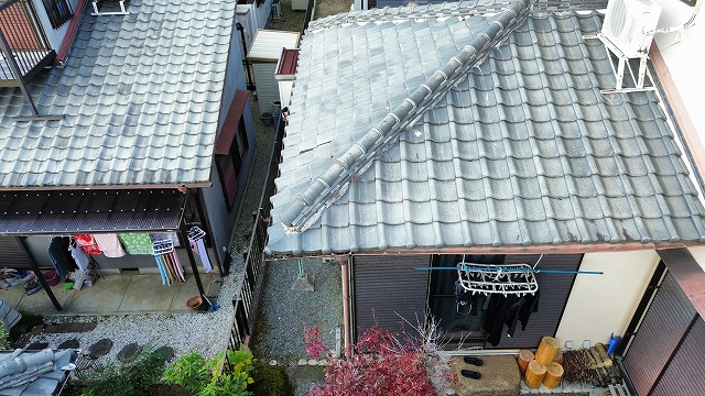 下屋根の瓦全景