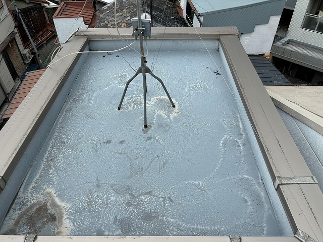 浮きが出た小屋上防水面