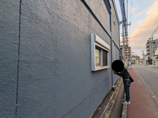 外壁を近くで確認