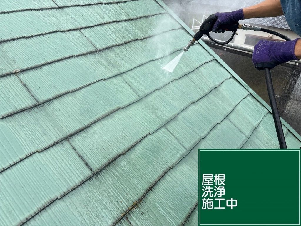屋根の中塗り作業