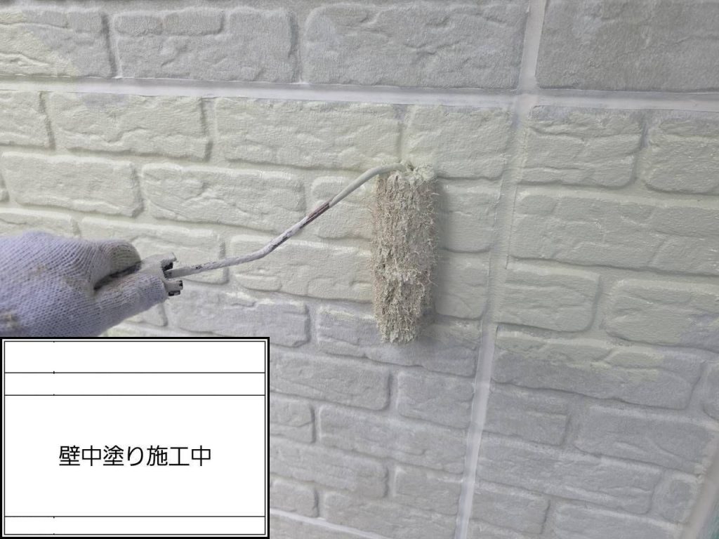 凹凸外壁の中塗り作業
