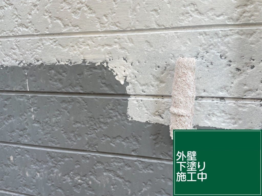 外壁の下塗り作業