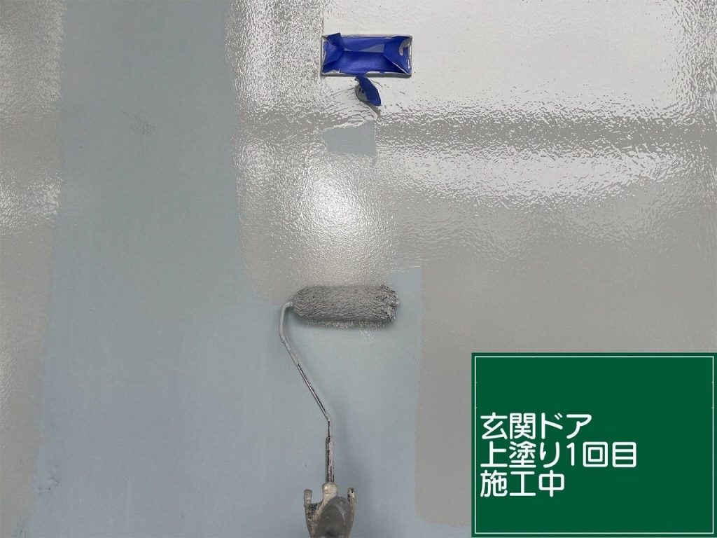 玄関ドアの上塗り1回目