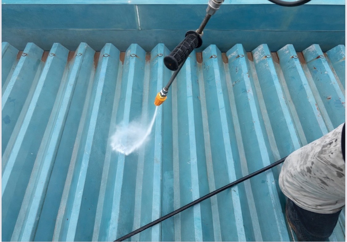 高圧洗浄で汚れと旧塗膜を除去