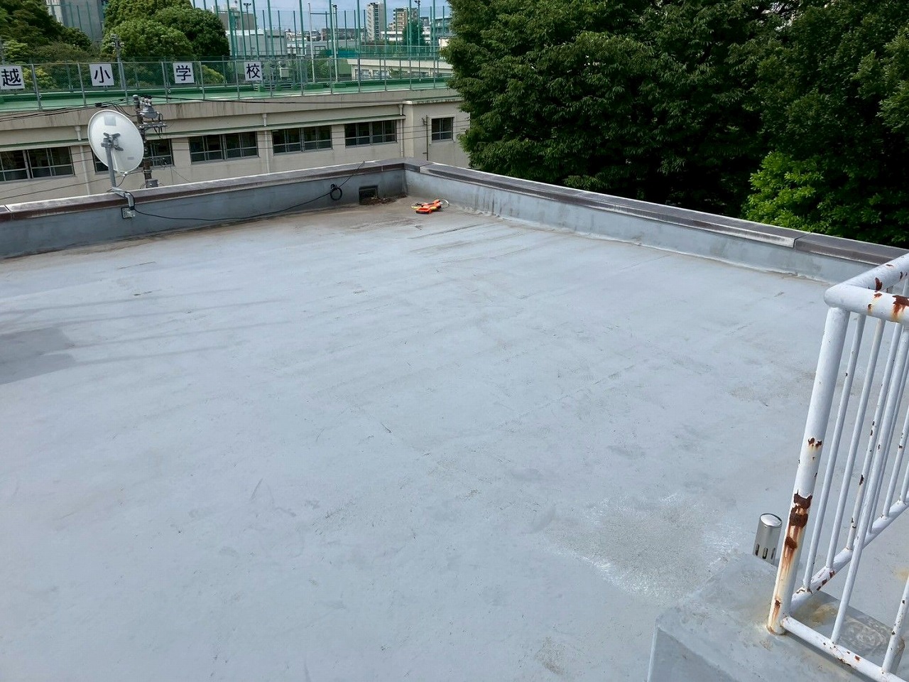 塗膜の色褪せが進んだ屋上全景