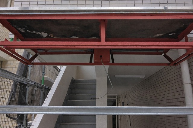 解体と鉄骨下地の補修