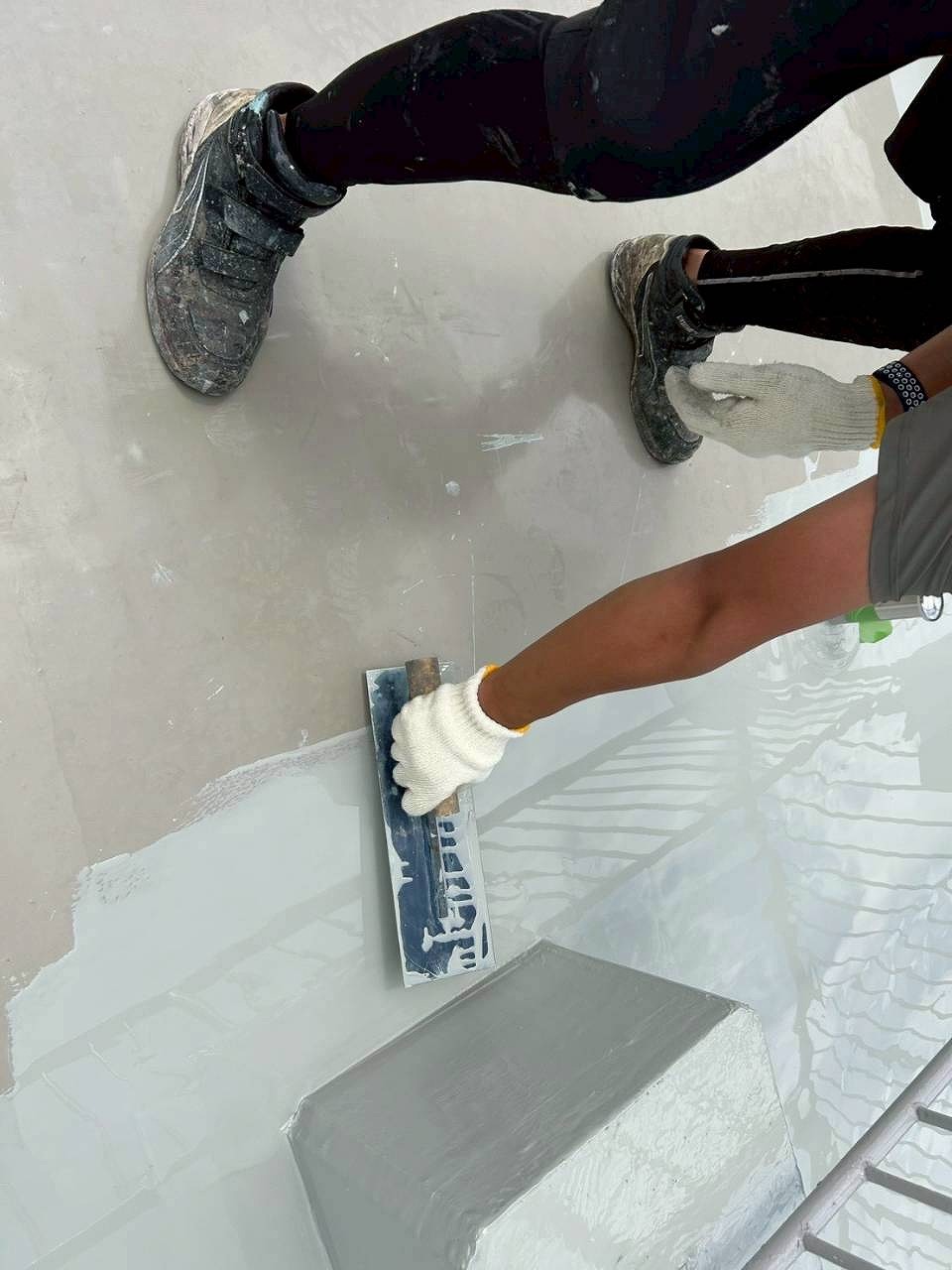 防水材の均し作業で膜厚を確保